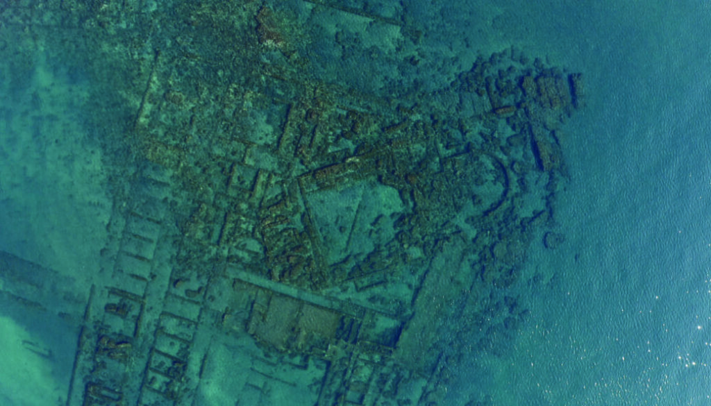 Baia resti sommersi vista aerea